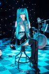 萌新推特00後露臉網紅美少女▌白莉愛吃巧克力▌Cos初音未來 香艷酥乳粉嫩白虎演唱會 精美私拍