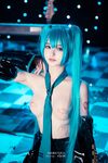 萌新推特00後露臉網紅美少女▌白莉愛吃巧克力▌Cos初音未來 香艷酥乳粉嫩白虎演唱會 精美私拍