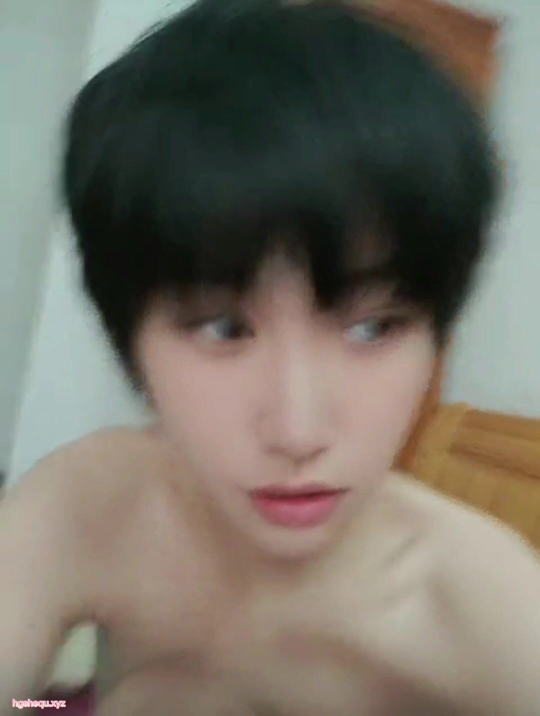 極品蘿莉音聲控露臉反差小嫩妹【比心陪玩小雪】私人高價定製紫薇裸身完成任務 (1)