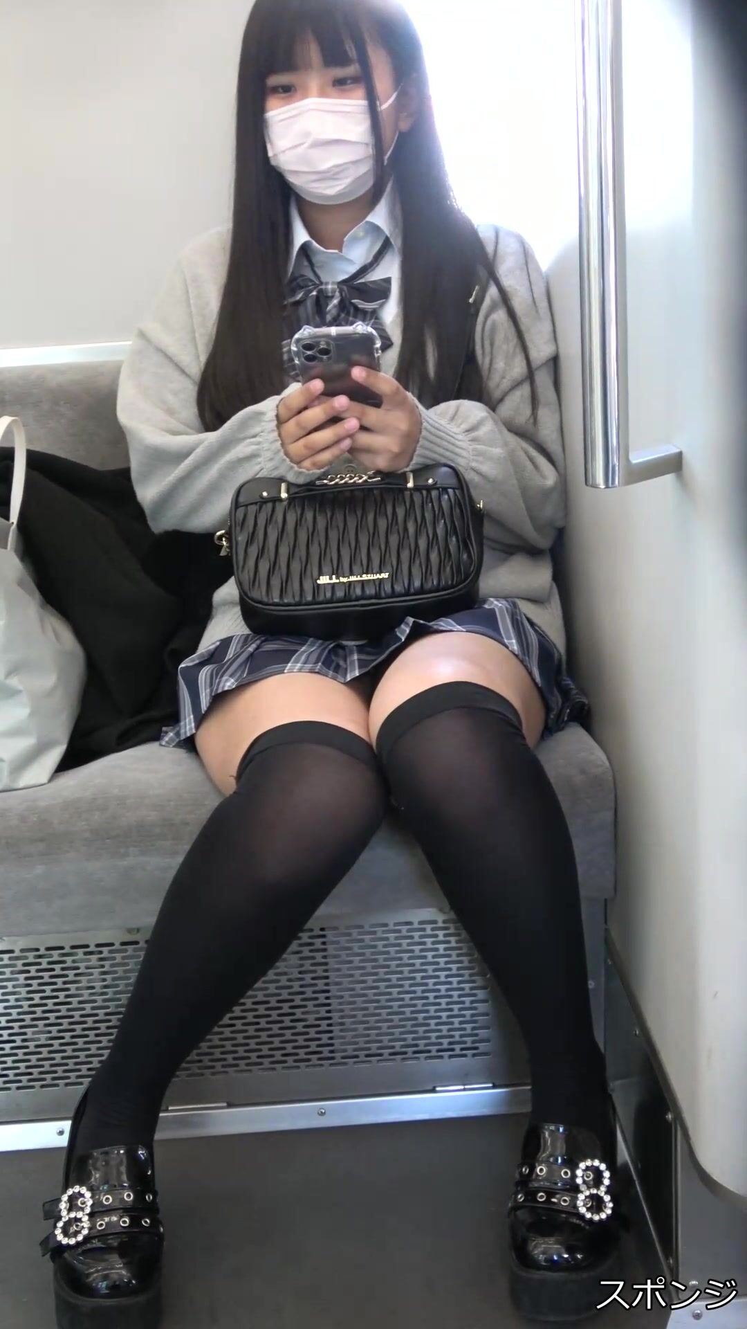 精品推薦 島國網站『Pcolle』賣家高價售賣盜撮女大學生少婦電車當眾露出裙底性感街拍-スポンジ (3)