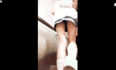 校園學生妹CD 偷拍大神學校專挑短裙學生妹 疑似內褲上有根逼毛 大膽刺激 高清 (8)