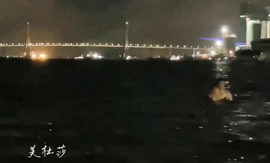 高顏長腿騷貨『美杜莎』最新淫亂群交私拍 網咖包廂群P淫亂 職業裝被上司強上 高清 (5)