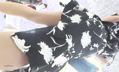 超高質量機場地鐵抄底 高挑美女陰毛旺盛露出兩根 三角內內夾在逼縫隙里 高清1080P版 (16)