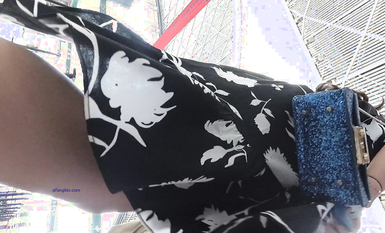 超高質量機場地鐵抄底 高挑美女陰毛旺盛露出兩根 三角內內夾在逼縫隙里 高清1080P版 (16)