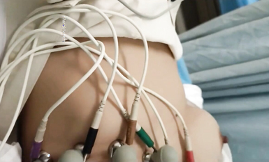 國內某體檢中心心電圖檢查偷拍 各種美乳大學生少婦美乳映入眼簾，處女的奶子圓潤堅挺好好看 (37)