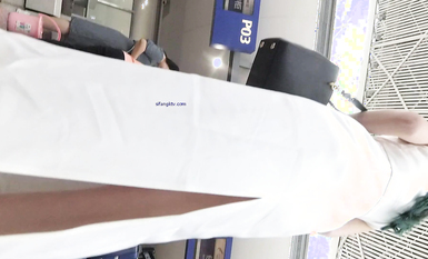 超高質量機場地鐵抄底 高挑美女陰毛旺盛露出兩根 三角內內夾在逼縫隙里 高清1080P版 (11)