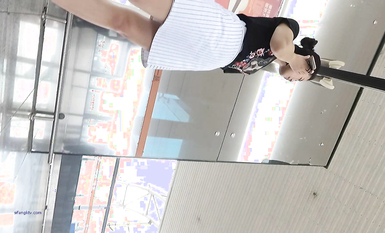 超高質量機場地鐵抄底 高挑美女陰毛旺盛露出兩根 三角內內夾在逼縫隙里 高清1080P版 (5)