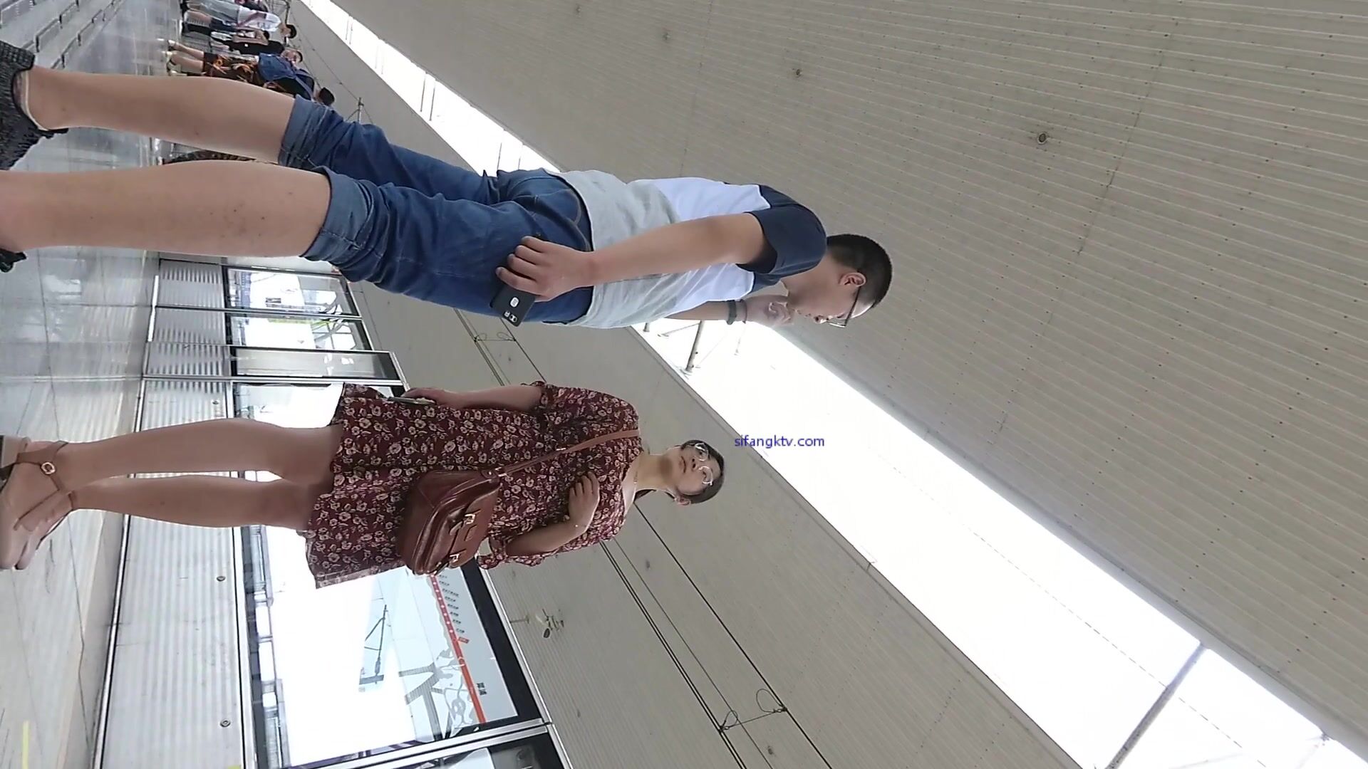 超高質量機場地鐵抄底 高挑美女陰毛旺盛露出兩根 三角內內夾在逼縫隙里 高清1080P版 (5)