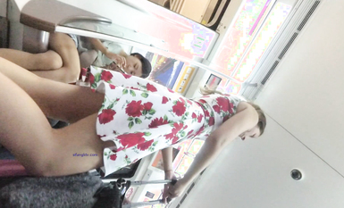 超高質量機場地鐵抄底 高挑美女陰毛旺盛露出兩根 三角內內夾在逼縫隙里 高清1080P版 (2)