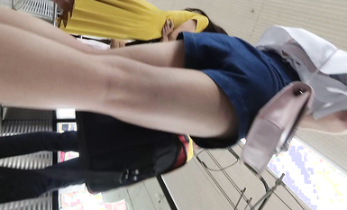 超高質量機場地鐵抄底 高挑美女陰毛旺盛露出兩根 三角內內夾在逼縫隙里 高清1080P版 (4)