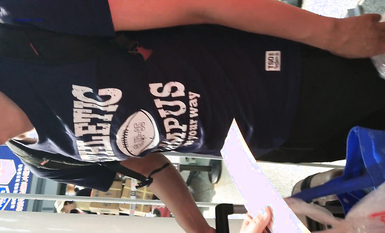 超高質量機場地鐵抄底 高挑美女陰毛旺盛露出兩根 三角內內夾在逼縫隙里 高清1080P版 (18)