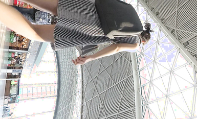 超高質量機場地鐵抄底 高挑美女陰毛旺盛露出兩根 三角內內夾在逼縫隙里 高清1080P版 (17)