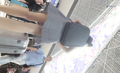 超高質量機場地鐵抄底 高挑美女陰毛旺盛露出兩根 三角內內夾在逼縫隙里 高清1080P版 (17)