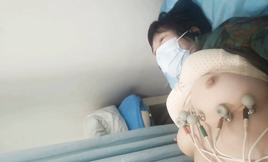 國內某體檢中心心電圖檢查偷拍 各種美乳大學生少婦美乳映入眼簾，處女的奶子圓潤堅挺好好看 (39)