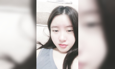 良家小少婦露臉一個人在家陪狼友嗨，全程露臉風騷的大屁股，奶子不小自己揉捏，近距離自慰逼逼玩陰蒂好多水