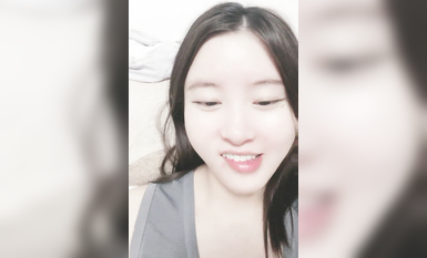 良家小少婦露臉一個人在家陪狼友嗨，全程露臉風騷的大屁股，奶子不小自己揉捏，近距離自慰逼逼玩陰蒂好多水