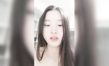 良家小少婦露臉一個人在家陪狼友嗨，全程露臉風騷的大屁股，奶子不小自己揉捏，近距離自慰逼逼玩陰蒂好多水