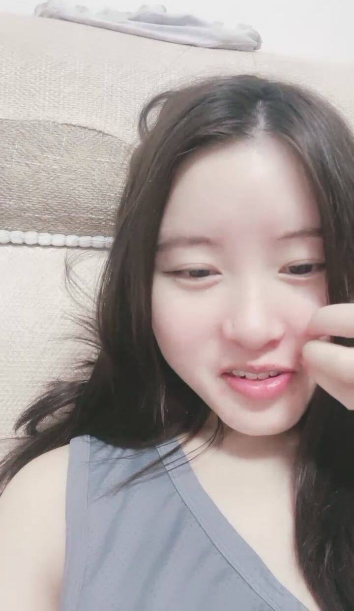 良家小少婦露臉一個人在家陪狼友嗨，全程露臉風騷的大屁股，奶子不小自己揉捏，近距離自慰逼逼玩陰蒂好多水