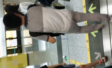 超高質量機場地鐵抄底5 驚現極品無內長腿美女 是方便借機小哥啪啪嗎 高清超高質量機場地鐵抄底 (7)