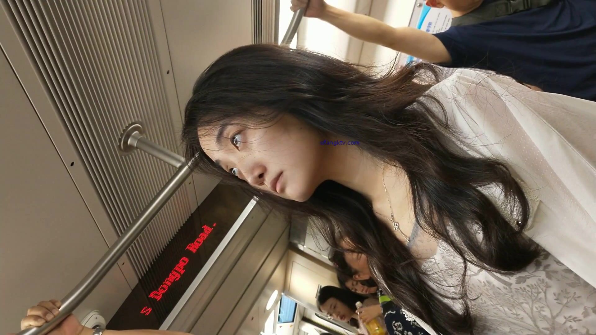 超高質量機場地鐵抄底5 驚現極品無內長腿美女 是方便借機小哥啪啪嗎 高清超高質量機場地鐵抄底 (7)