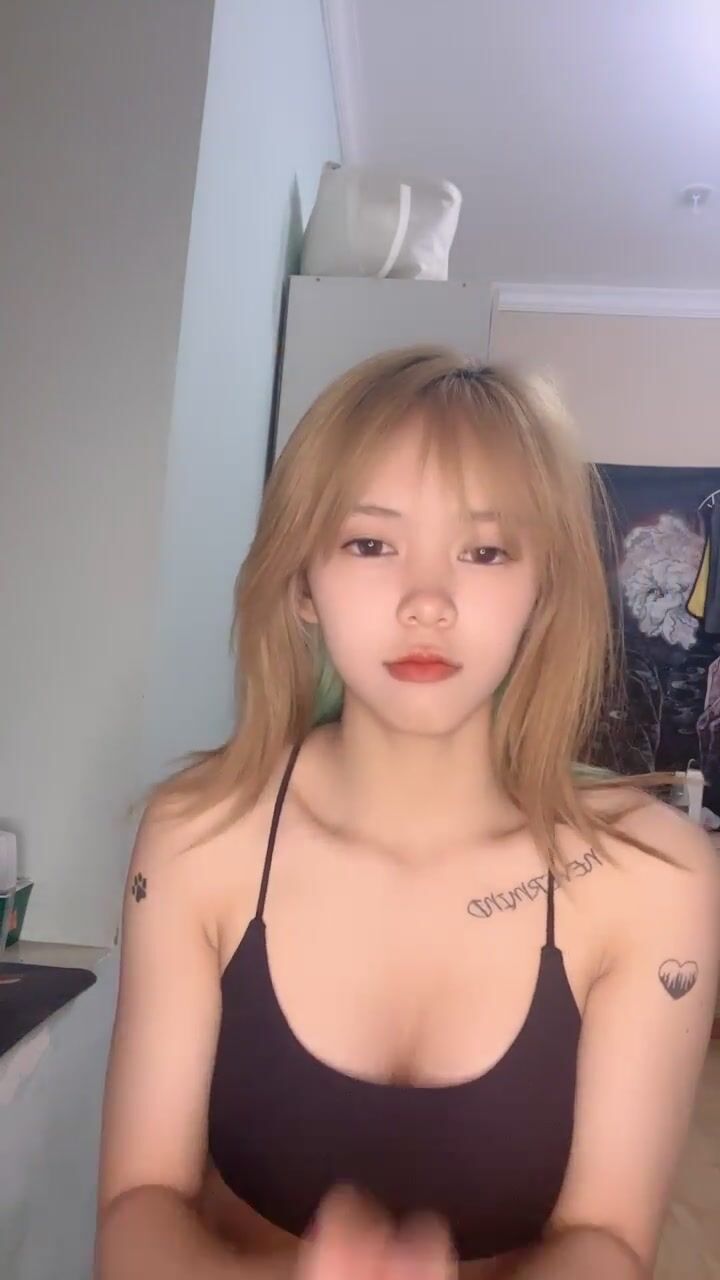 推薦！美乳學生親戚家大秀~【百事可愛】姑媽還在睡覺~ (5)