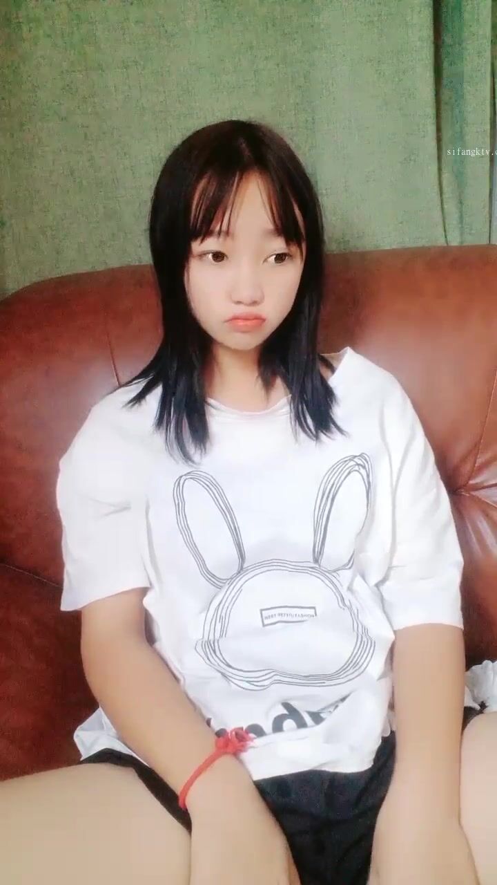 太嫩了！3個學生妹妹~在家全裸自慰~【佳怡】小穴反光~！ (4)