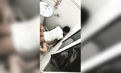 新瓜 高中畢業同學聚餐小哥灌醉女同學 在餐廳廁所里啪啪被幾個吃瓜同學趴牆頭圍觀偷拍