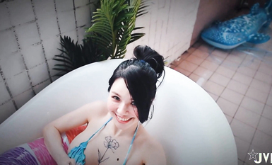 【頂級女神❤️超爆豪乳】隱藏版瘋狂抖奶『俄羅斯公主』超性感比基尼 最後還是脫光光 濕身後的性感 