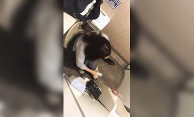 【偷拍精品】大神潜入学校女厕偷拍多位漂亮学妹的小嫩鲍 (2)