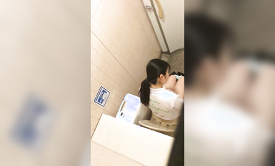 【偷拍精品】大神潜入学校女厕偷拍多位漂亮学妹的小嫩鲍 (4)