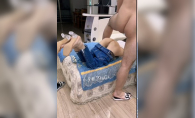 电报群大神『我的侄女叫小夕』乱伦性爱私拍 娇嫩侄女承受大屌的抽插内射 高清 (3)