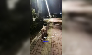 騷貨母狗『西西』最新收費電報私拍 夜晚街道全裸行走淫亂群P (1)
