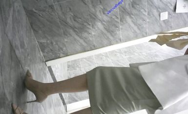 七月最新流出私房大神隔牆有眼 原創廁拍 水晶高跟絕頂女神姍姍來遲2 (4)