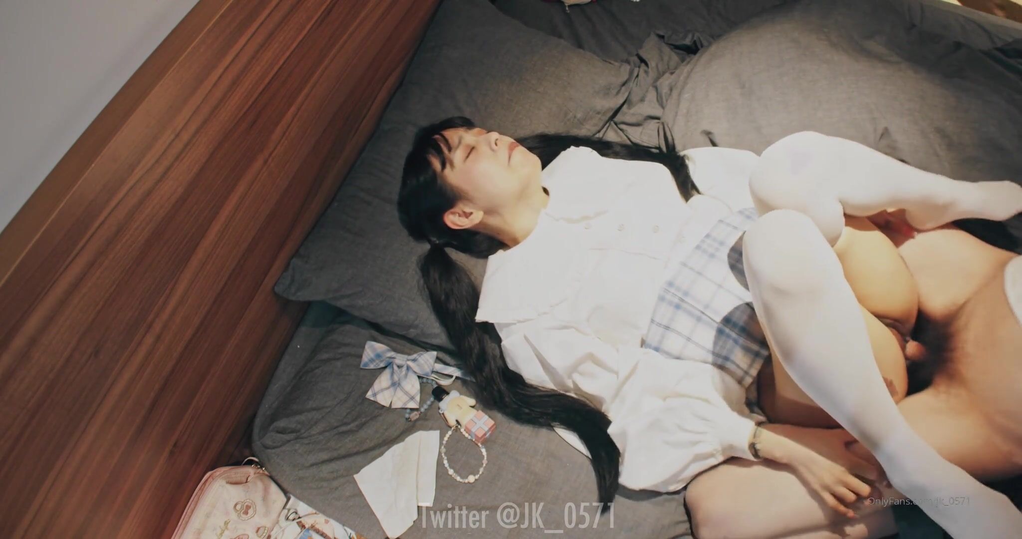 網紅少女@JK_0571 – 蝴蝶妹妹之JK雙馬尾 按頭吃JB的妹妹 後入內射 爽翻了