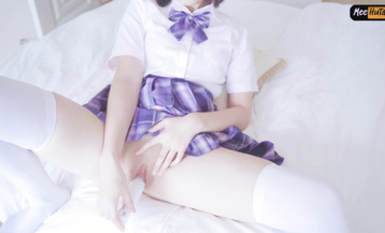 米胡桃(meehutao) JK制服,震動棒抽插自慰！整根塞滿！好多水超級羞恥！會旋轉的震動棒