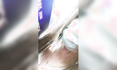 膽大包天！大色狼大神在各種場合，露出雞巴頂到妹子臀部-深插股溝，從憋屈強忍到放開享受