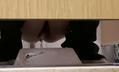 作死廁拍大神 商場美食層蹲守公共女衛連續偸拍多位小姐姐方便 (10)