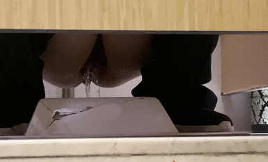 作死廁拍大神 商場美食層蹲守公共女衛連續偸拍多位小姐姐方便 (10)