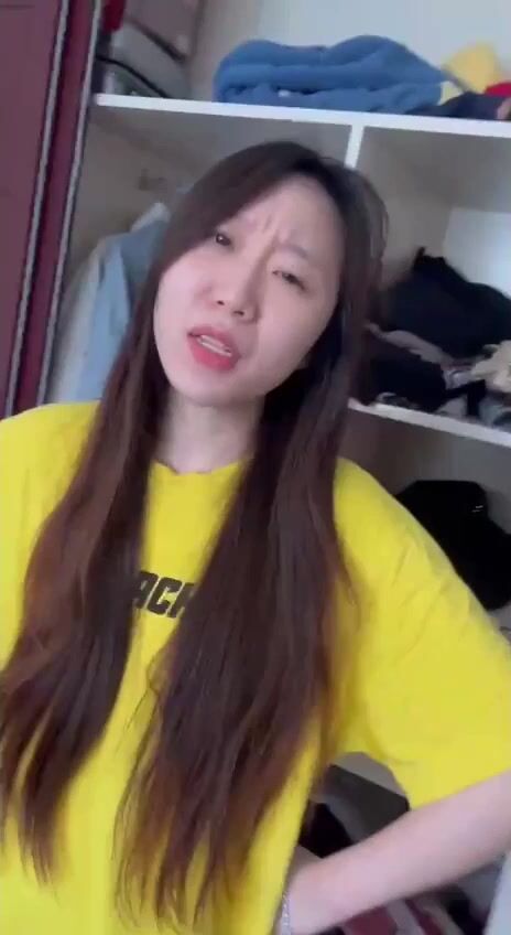 貴在真實！兩個小騷貨出軌被老公現場抓包當面對質！老頭頭頂綠油油小騷貨出軌賓士渣男被當場抓包 (1)