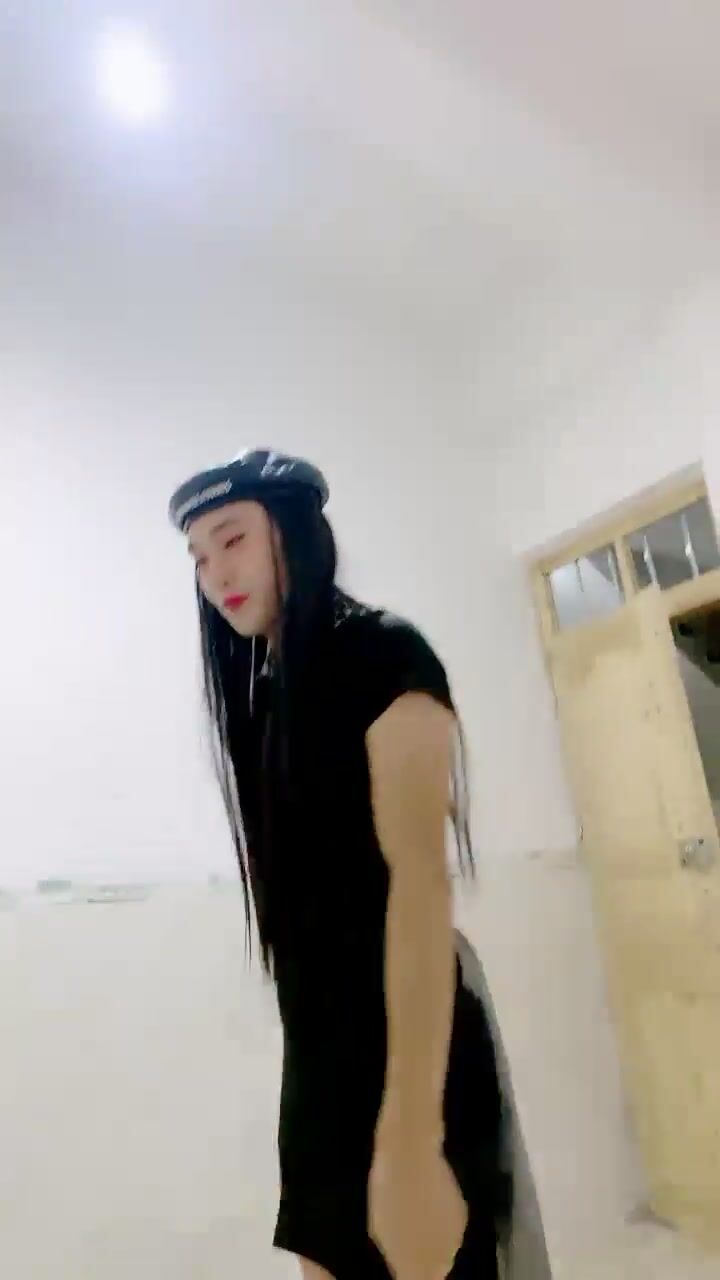 小女孩被乾哭了！超級刺激~【橙橙】無套啪啪~輪流狂干！ (14)