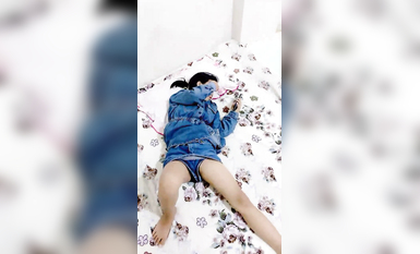 小女孩被乾哭了！超級刺激~【橙橙】無套啪啪~輪流狂干！ (1)