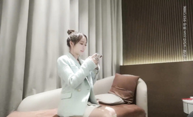 【小寶尋花】高顏值氣質妹子啪啪，第一眼就愛上了，與她舌吻互摸後口交騎乘側入猛操呻吟，佳作