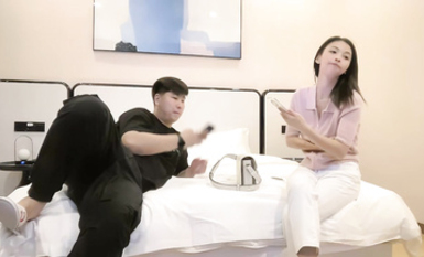 小寶尋花長相甜美白褲大奶外圍妹，鏡頭特寫深喉口交，扶著小腰後入抽插猛操，騎乘打樁操的妹子受不了