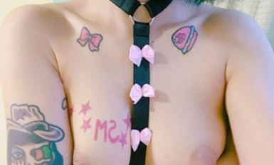 極品精神小妹，乳頭還穿著乳釘，陰唇釘著陰環，摳逼自慰 放尿特寫 (3)